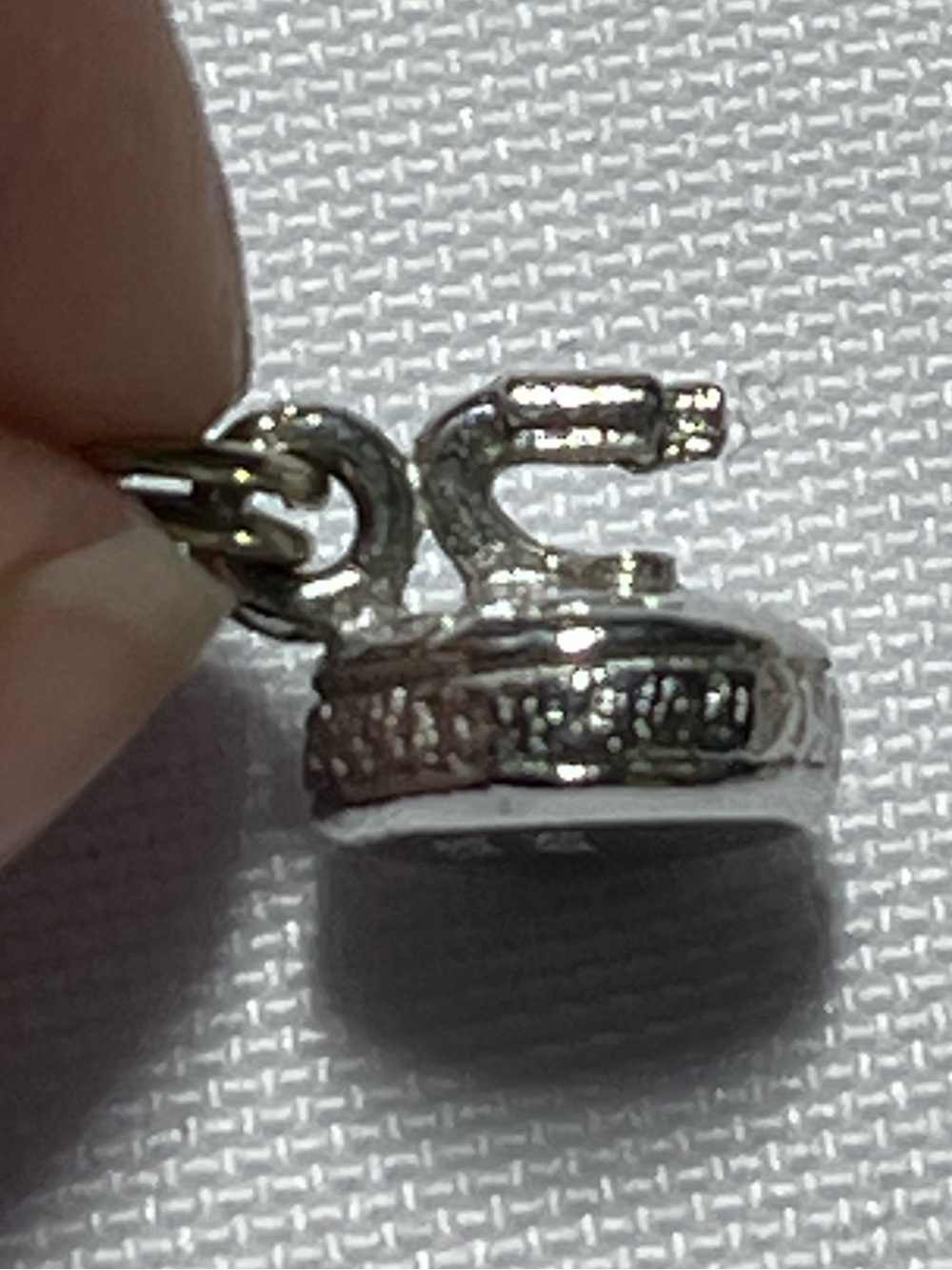 Vintage curling rock charm pendant
Sterling Silver stamped